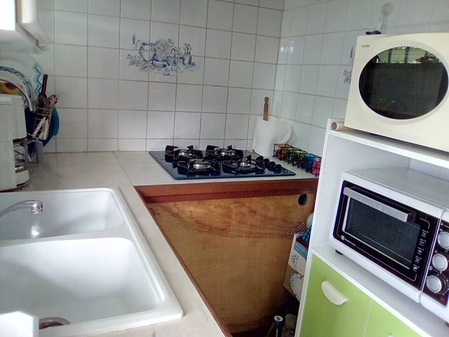 cuisine équipée de plaque 4 feux gaz, micro ondes, mini four, cafetière, vaisselle diverses,