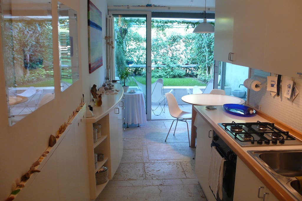 Cucina con sguardo verso pranzo e area esterna privata