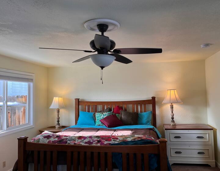 غرفة النوم الرئيسية هي مسكن ترحيبي كبير يناسب بسهولة السرير بحجم كينج. 