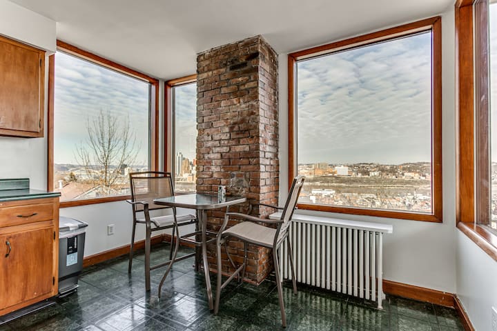 ❤️Quaint 2 Bdrm with Gorgeous Downtown View❤️