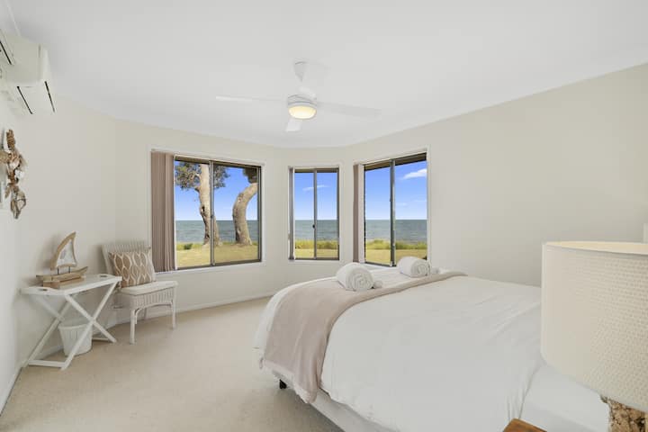 Sea view queen master  bedroom -  Air Con, TV with Foxtel and fan.