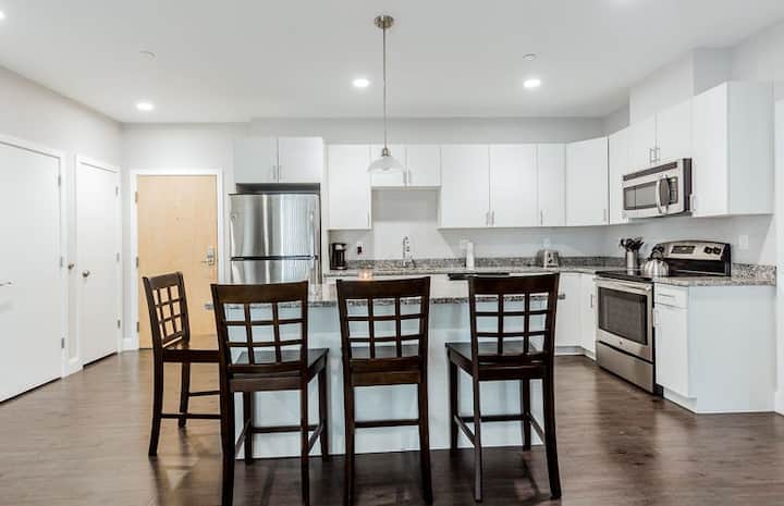 2bed/2bath Apt at Waltham Landing. Middle Unit