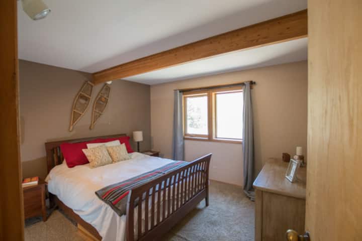 Dormitorio principal. Gran área de armario y baño completo que se puede cerrar para ser privado.
