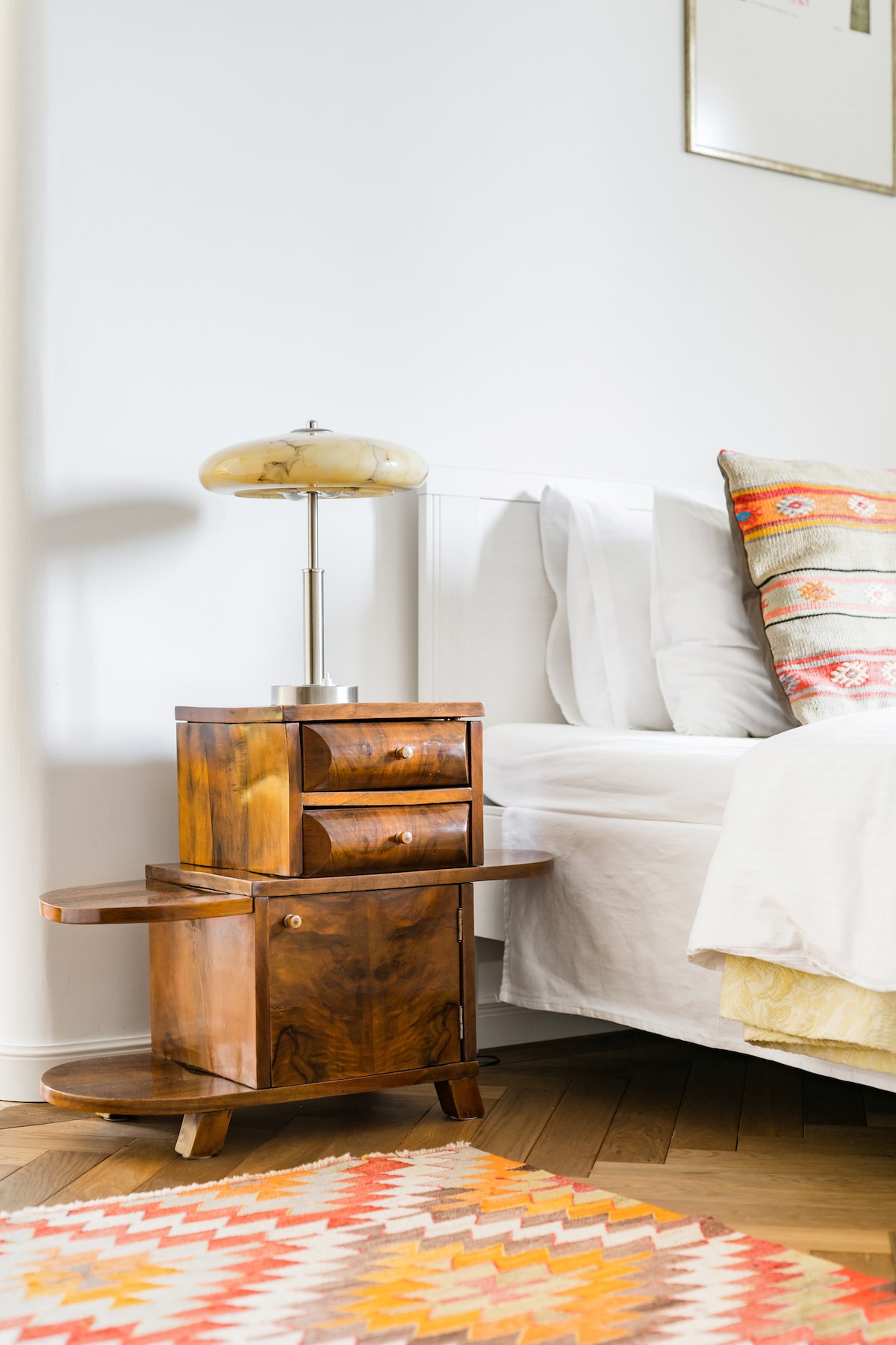 Milango mikubwa ya kale ndani, madirisha ya kawaida ya Kifaransa yanayoelekea kwenye bustani, mkusanyiko mzuri wa sanaa kwa wapenzi wa sanaa