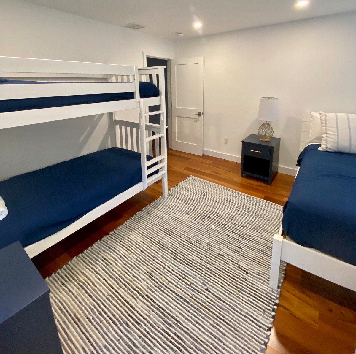 Krevate dopio + krevat me madhësi të plotë