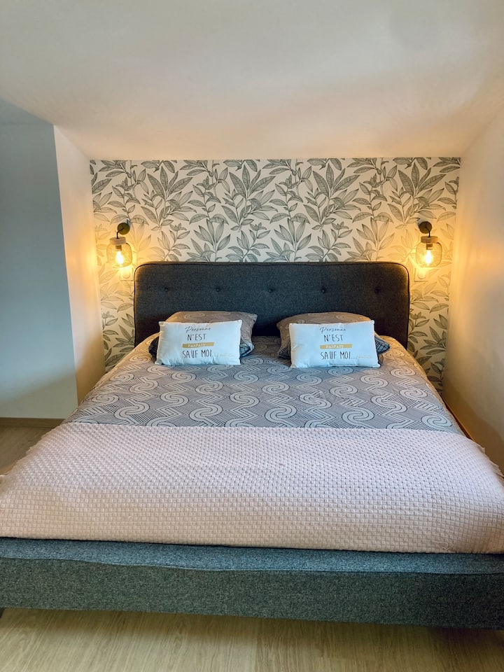 ห้องนอนพร้อมเตียงคู่ 160 x 200 (ผ้าปูที่นอนเสริม) + สมาร์ททีวี 