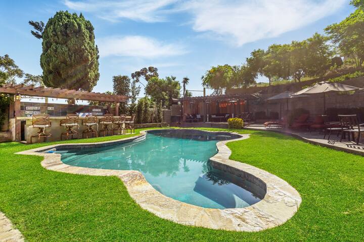 Amazing Outdoor Living/Pool/Hot Tub/Movie Theater gallery image 2