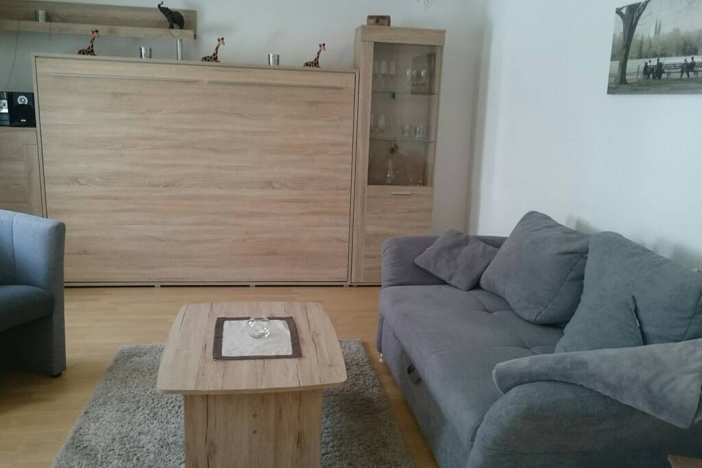 Zum Schlafen steht ein Schrankbett 1,40 X 2,00 zur Verfügung.