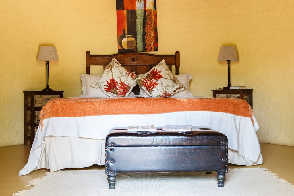 Shrike Rondavel - Shares Bathroom with Drongo Rondavel. Has choice of a King or 2 single beds.