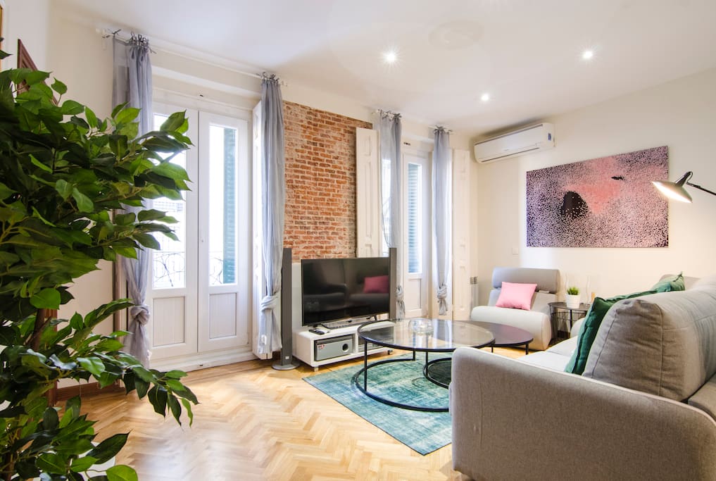 Living room & balcony/ Salón y balcón