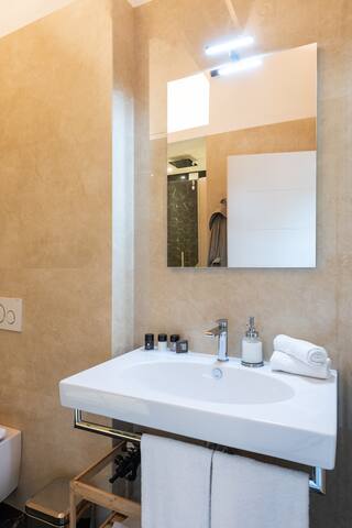 Florence Art Apts -Castano -Deluxe two bedroom apt gallery image 2