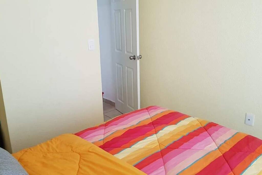 los cuartos cuentan con ventilador y aire acondicionado