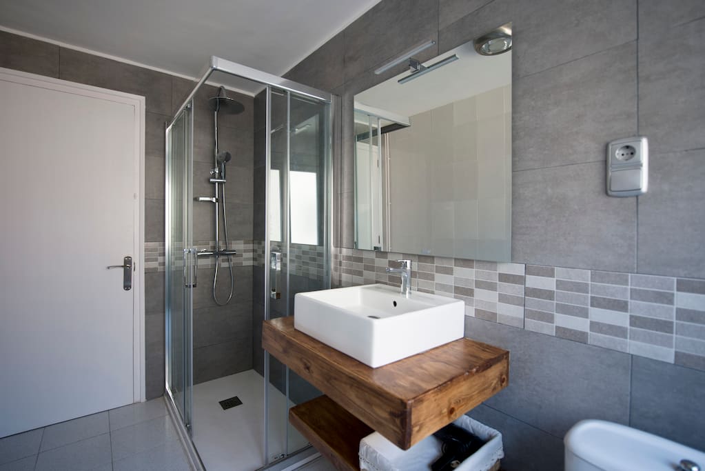 Baño amplio con ducha