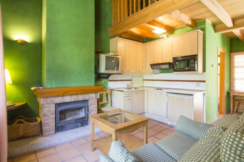 Salòn/chimenea con cocina americana