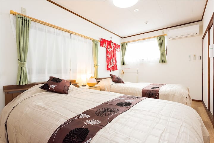 卧室（卧室松）
所有床均为半双人床（宽：122厘米×长：210厘米），提供充足的空间，让您舒适休息。