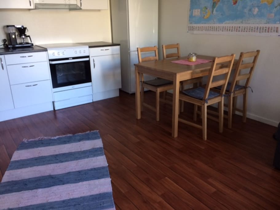 Kitchen area with table, 4 chairs