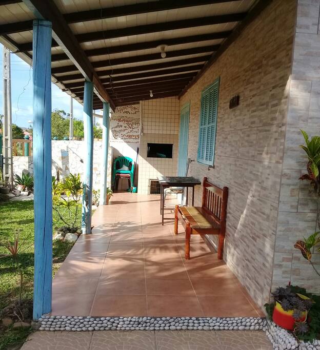 Varanda e churrasqueira.