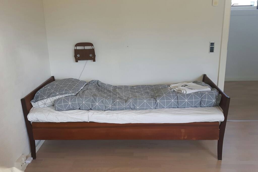 Two single beds 185x90 cm / To enkelt senge 185x90 cm