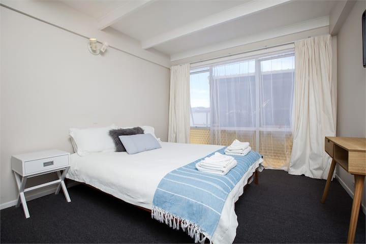 Sovrum 1 c/w ensuite