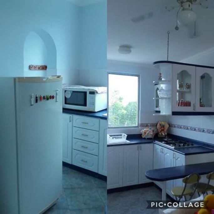 Cocina con todo lo indispensable, estufa, microondas, licuadora, olla arrocera, menaje completo para seis personas.