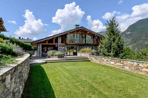 Spacious chalet, garden, pizza oven & Jacuzzi