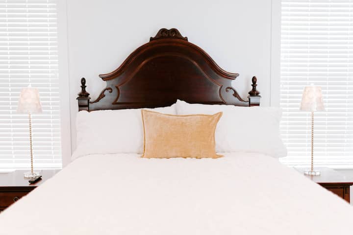 Master Bedroom; Queen Bed