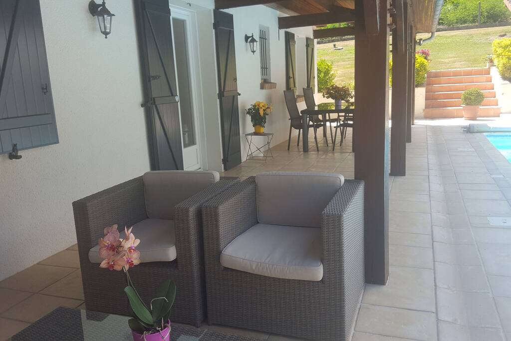 la terrasse couverte au bord de la piscine