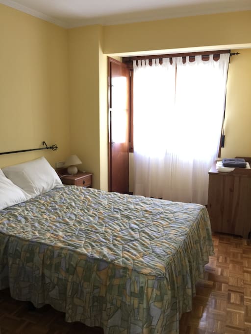 Habitación principal con cama de matrimonio.