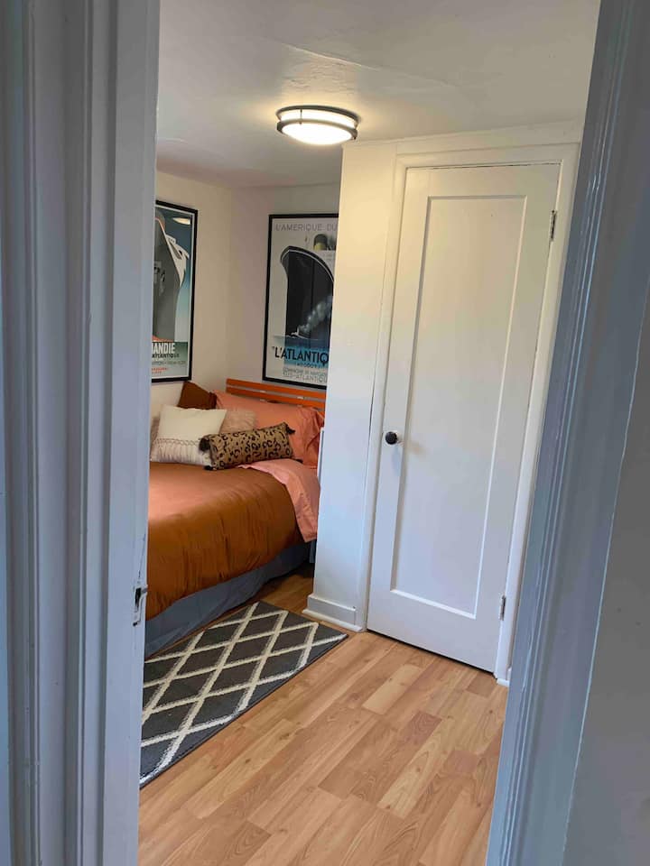 חדר אורחים - מיטה זוגית. 