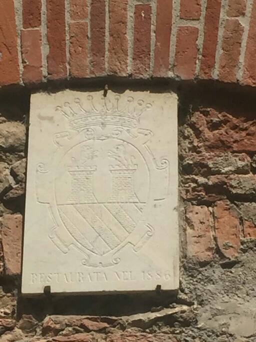 Particolare della facciata della casa ristrutturata nel 1886