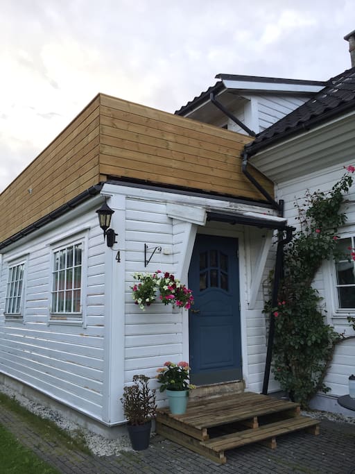 The entrance with the newly build roof-terrace.