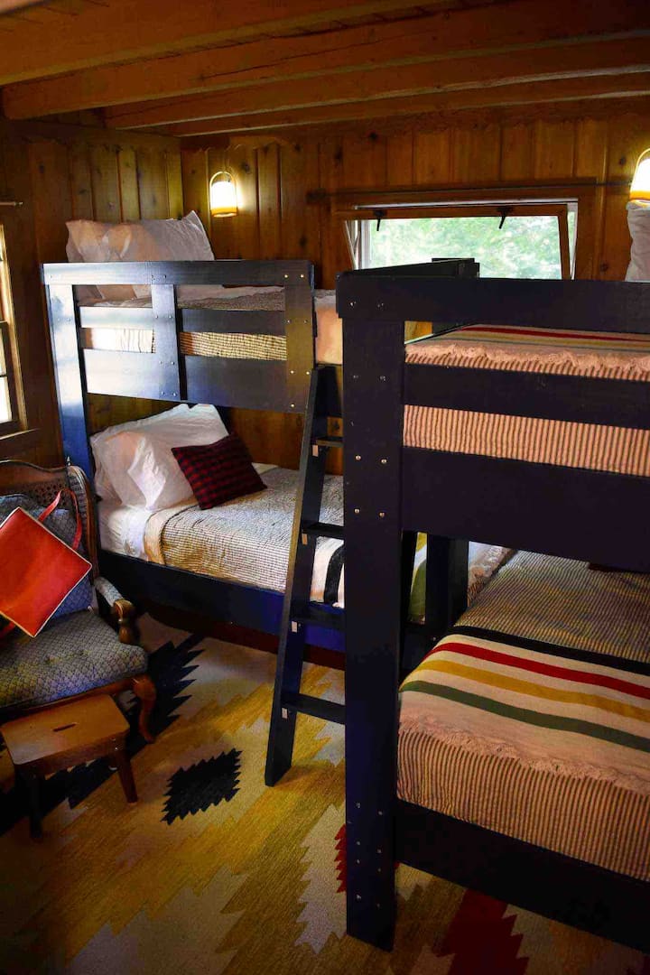Cuatro pueden dormir cómodamente en estas amables literas personalizadas.  Cada cama tiene su propia luz personal para leer antes de acostarse.