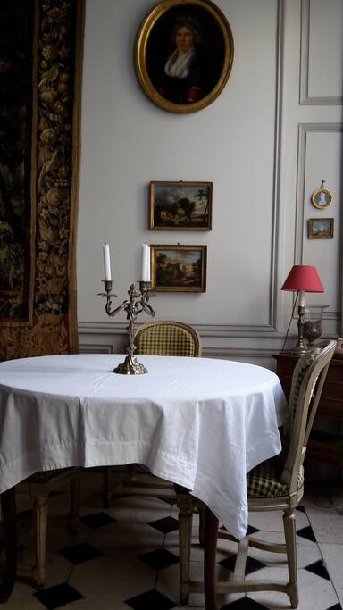 Coin repas donnant sur cour