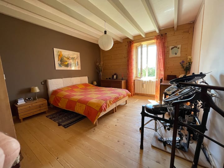 Chambre 1

A vous de choisir... Dormir dans un grand lit de 160, ou vous défouler sur la batterie électronique...