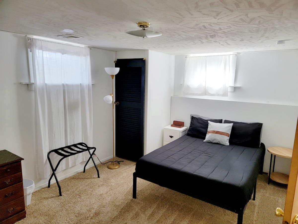 חדר 3: מפלס תחתון, מיטה זוגית בגודל מלא, חדר סמוך (עם חדר 4)