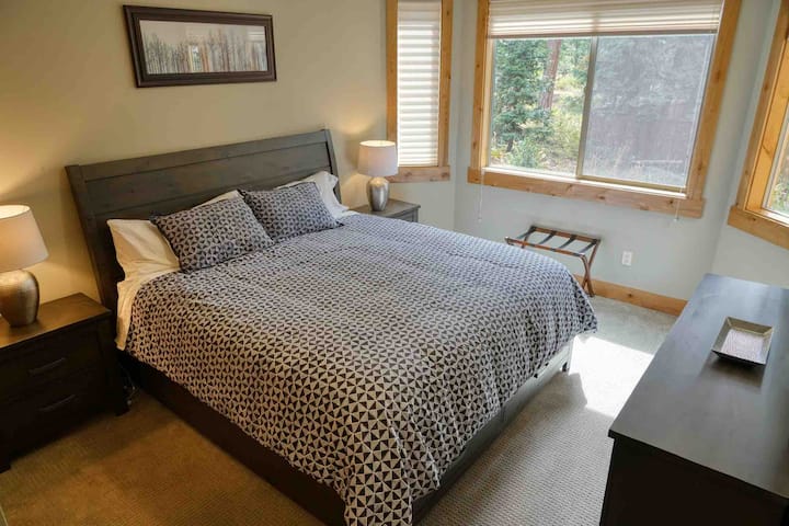 Downstairs bedroom with king size bed