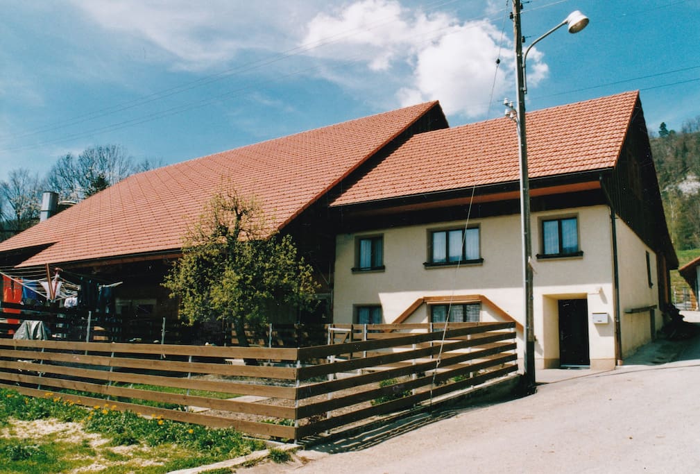 Garten ist mit Grill ausgestattet