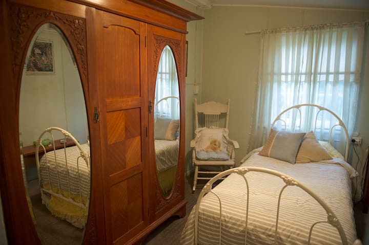 Bedroom 2 with single bed.