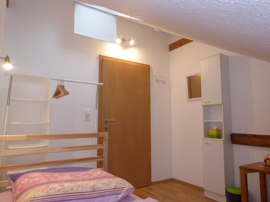 ..., Spiegel, Garderobe, Mülleimer, Stuhl und Tisch.
