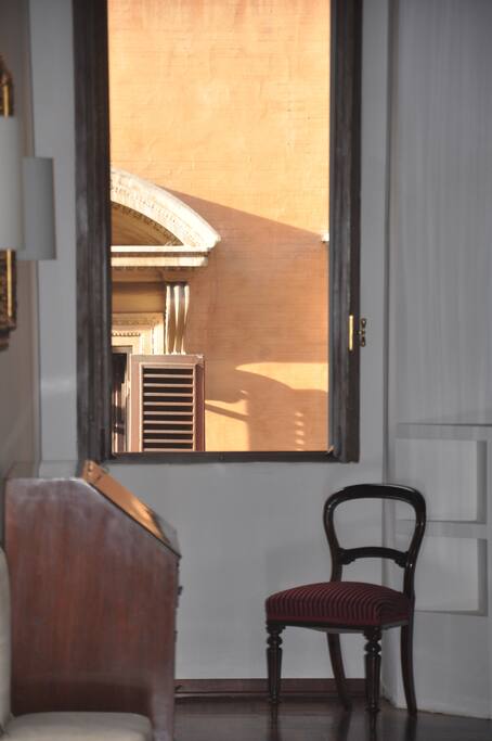 finestra su via Condotti
