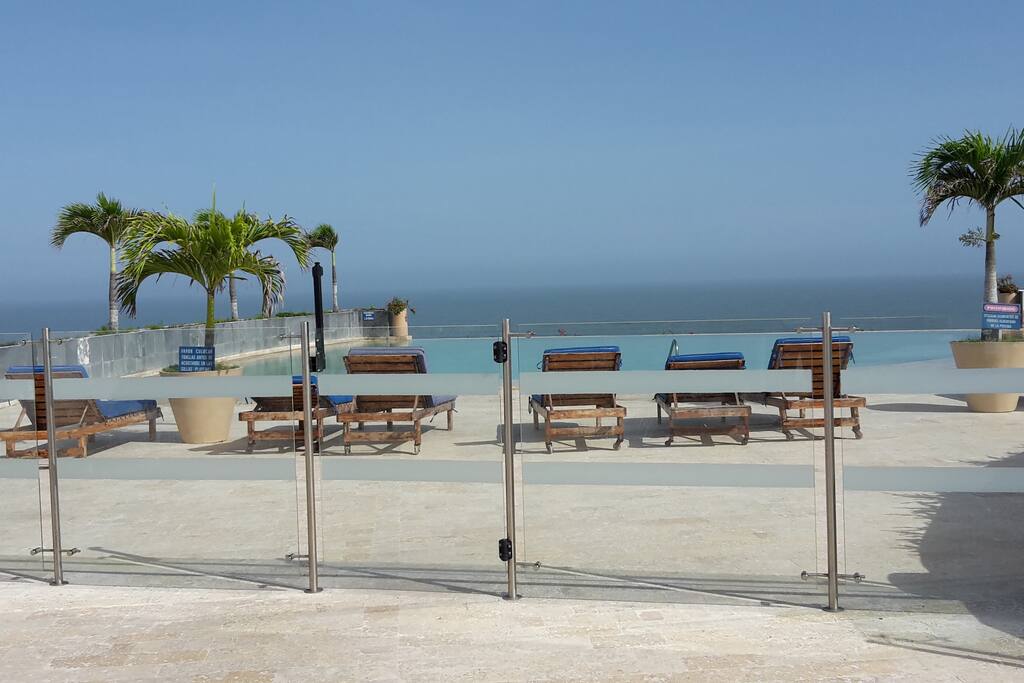 Vista piscina del edificio