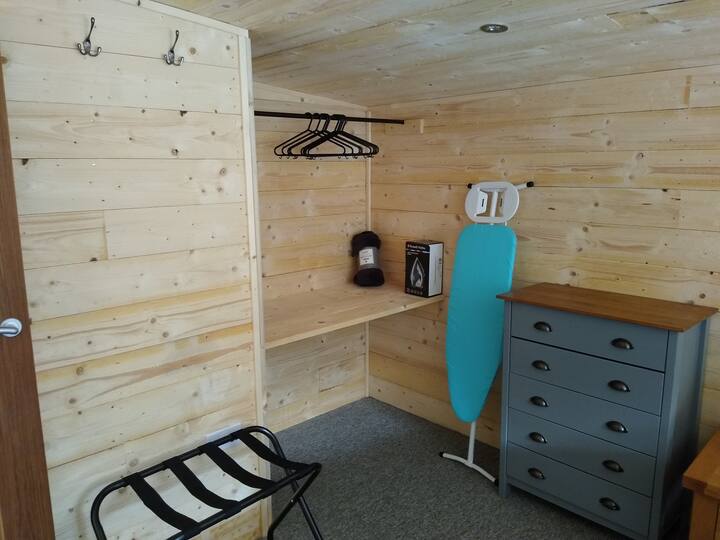 Grande chambre avec grande armoire ouverte et espace de rangement
Sèche-cheveux, fer et planche à repasser fournis