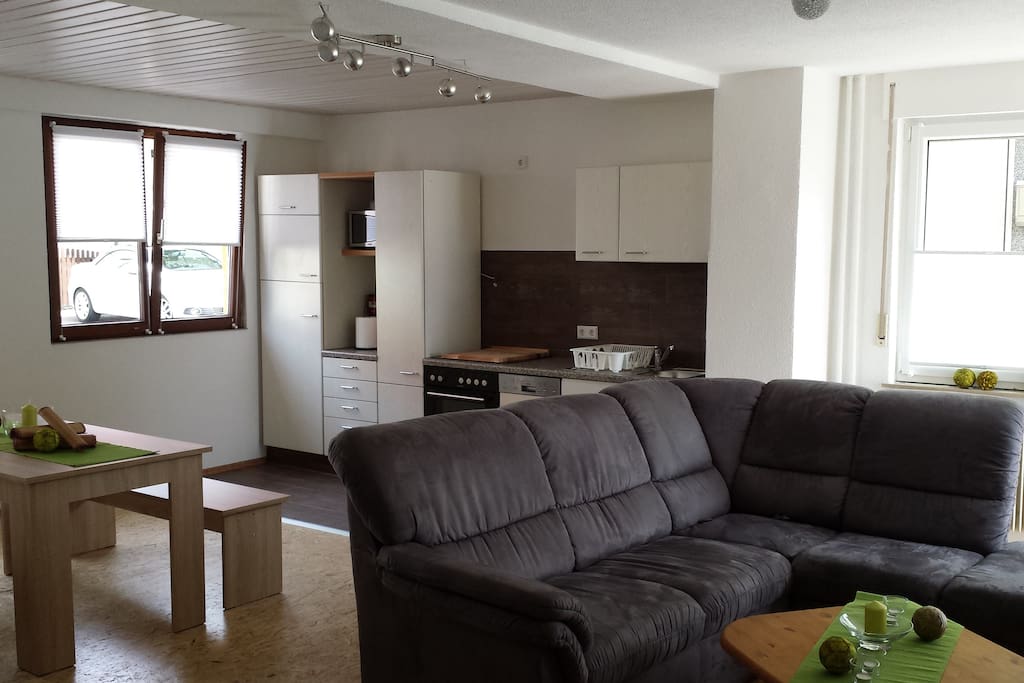 Der Wohn- und Essbereich mit Schlafcouch und Platz für 2 Zustellbetten