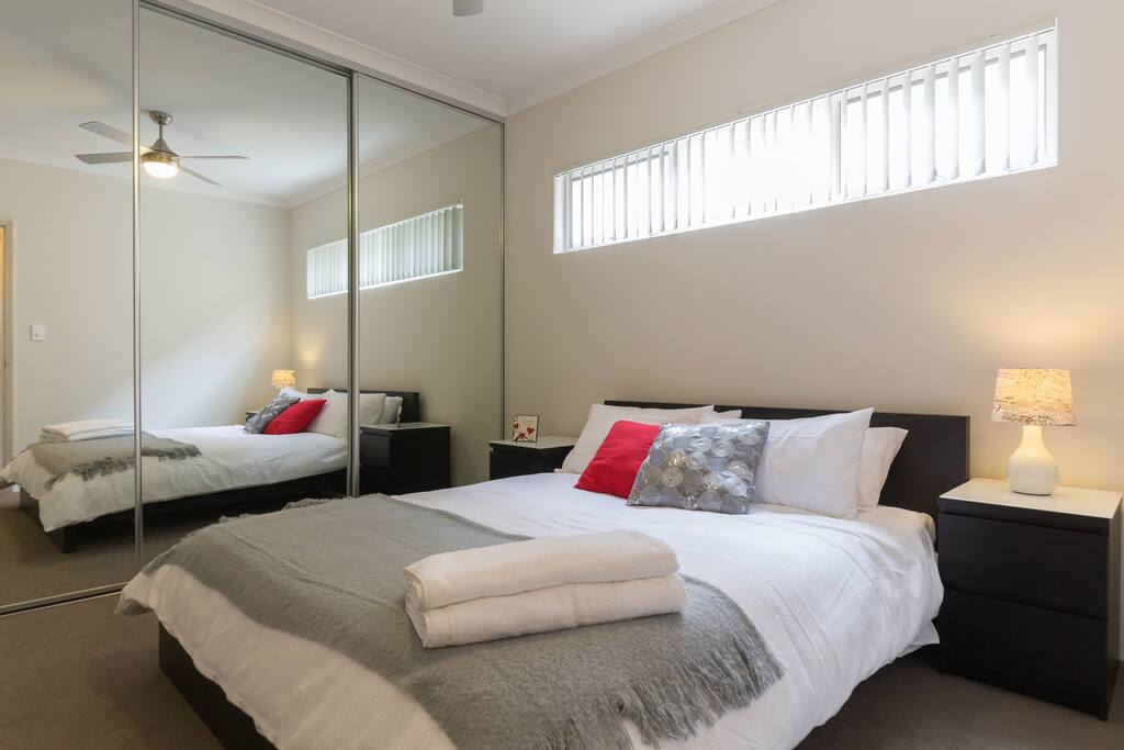 Fresh clean and crisp, comfy queen size bed. plenty of robe space.