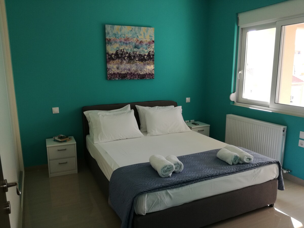 ห้องนอนเตียงใหญ่พร้อมระเบียง