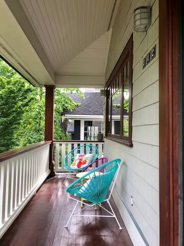 Cheerful + Bright City Home gallery image 2