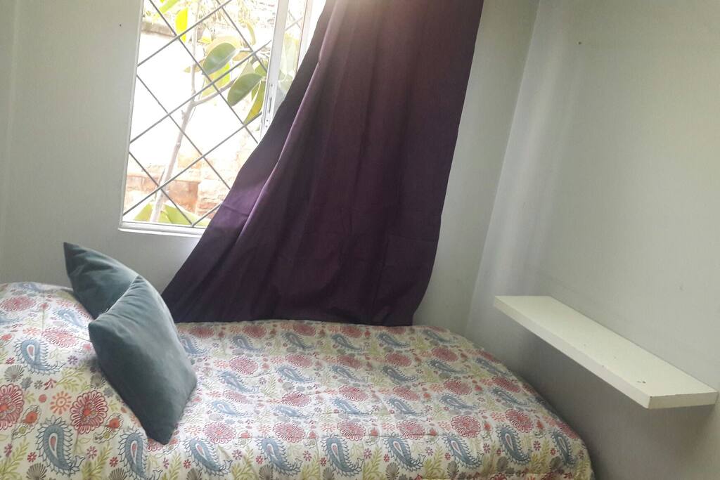 Habitacion, baño en primer piso, mira hacia el patio/Estacionamiento entrada.
