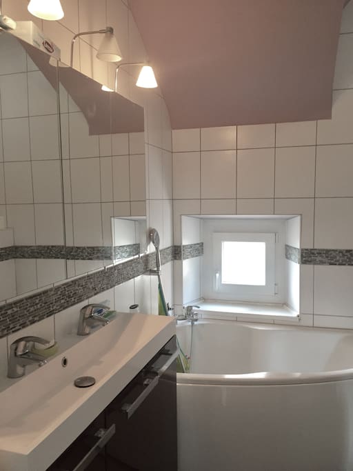 Salle de bain partagée, avec double vasque, baignoire (photo) et douche. Toilettes a l'etage dans la salle de bains