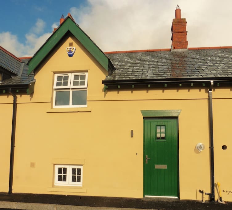 Ben-Ry Cottage, front