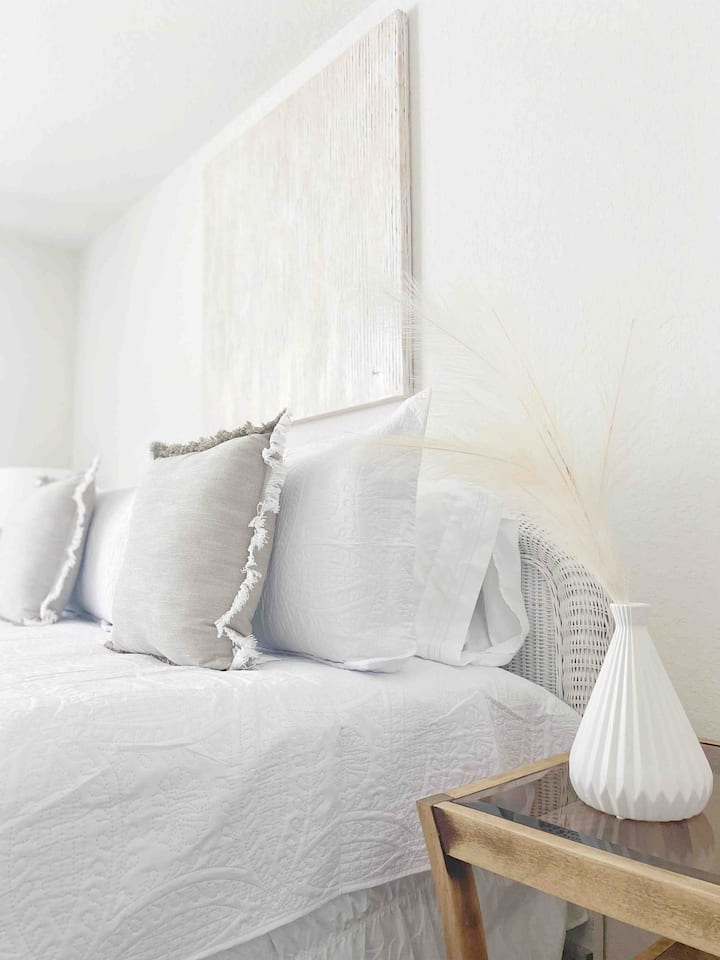 Glavna spavaća soba s bračnim krevetom i radnim prostorom s radnim stolom.